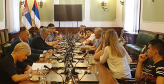 14. jun 2019. Predsednik Odbora za dijasporu i Srbe u regionu na sastanku sa učenicima završnog razreda Osnovne škole iz Nevesinja